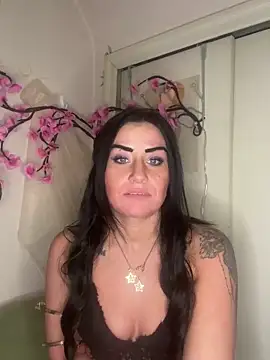 Snapshot of ValayaNoire chatting on 12/17/25, 12:15 ValayaNoire online show from 12/17/25, 12:15