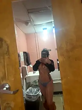 Snapshot of ValayaNoire chatting on 11/09/25, 09:35 ValayaNoire online show from 11/09/25, 09:35