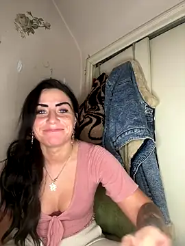 Snapshot of ValayaNoire chatting on 12/14/25, 11:27 ValayaNoire online show from 12/14/25, 11:27