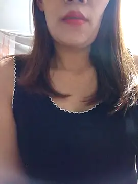 Snapshot of Hini68 chatting on 11/16/25, 12:10 Hini68 online show from 11/16/25, 12:10