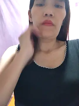 Snapshot of Hini68 chatting on 11/17/25, 12:53 Hini68 online show from 11/17/25, 12:53