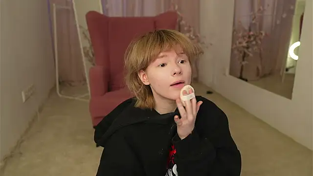 Snapshot of miccka__ chatting on 11/09/25, 10:41 miccka online show from 11/09/25, 10:41