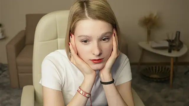 EvitaMull online show from 11/10/25, 02:55