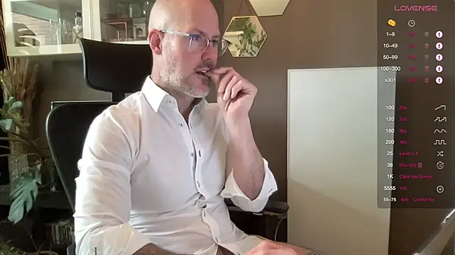 Snapshot of the_new_fit_rubinho chatting on 04/13/26, 08:29 the new fit rubinho online show from 04/13/26, 08:29