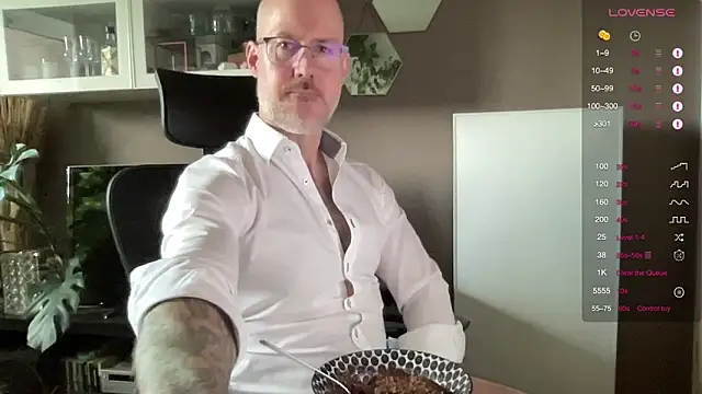 Snapshot of the_new_fit_rubinho chatting on 02/26/26, 08:36 the new fit rubinho online show from 02/26/26, 08:36