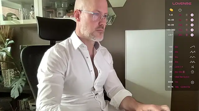 Snapshot of the_new_fit_rubinho chatting on 03/24/26, 08:25 the new fit rubinho online show from 03/24/26, 08:25