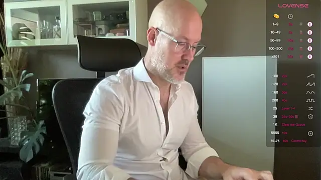 Snapshot of the_new_fit_rubinho chatting on 04/08/26, 07:10 the new fit rubinho online show from 04/08/26, 07:10