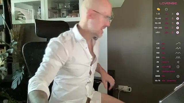 Snapshot of the_new_fit_rubinho chatting on 04/14/26, 05:56 the new fit rubinho online show from 04/14/26, 05:56