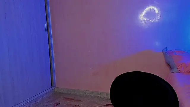 Snapshot of EmaQ0 chatting on 11/13/25, 07:51 EmaQ0 online show from 11/13/25, 07:51