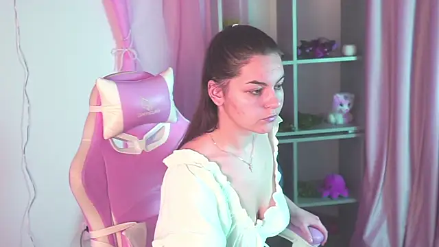 Snapshot of FrancescaCavaliere chatting on 12/17/25, 08:19 FrancescaCavaliere online show from 12/17/25, 08:19