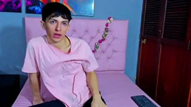 ElanGiraldo online show from 11/22/25, 10:08