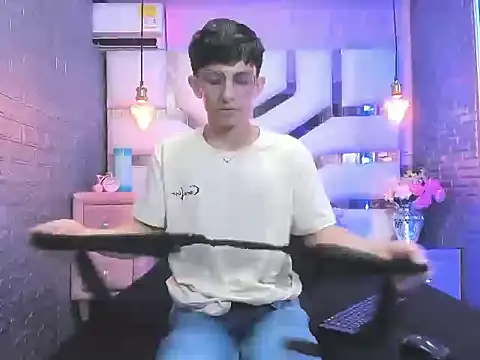 ElanGiraldo online show from 04/12/26, 09:40