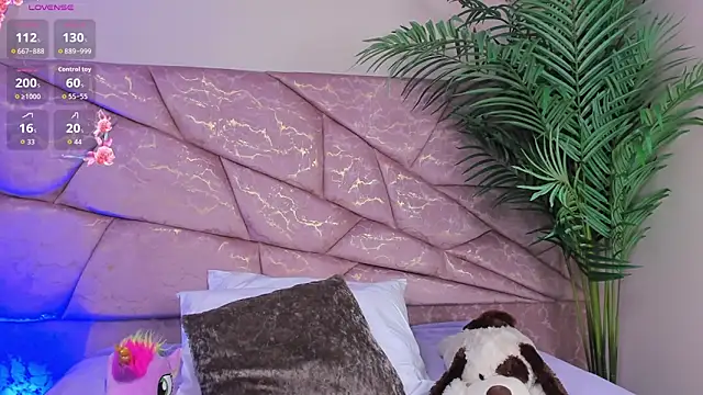  Naomi Fox  online show from 12/16/25, 03:55