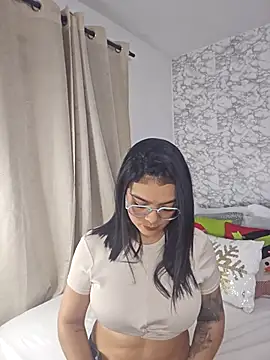 sofiaalarson online show from 12/03/25, 12:55