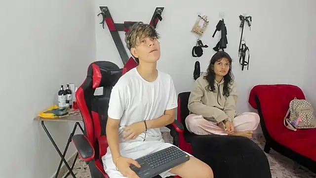 Lily and Lina online show from 12/05/25, 12:15