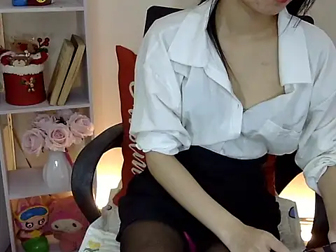 Lee-Young66 online show from 12/17/25, 03:33