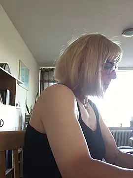 Snapshot of simone_xdressing chatting on 07/01/26, 06:19 simone xdressing online show from 07/01/26, 06:19