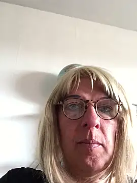 Snapshot of simone_xdressing chatting on 04/26/26, 02:14 simone xdressing online show from 04/26/26, 02:14