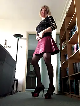 simone xdressing online show from 10/12/25, 09:10