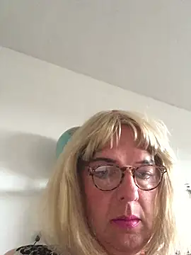 Snapshot of simone_xdressing chatting on 07/12/26, 06:53 simone xdressing online show from 07/12/26, 06:53