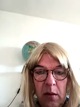 simone xdressing online show from 11/30/25, 10:05