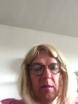 Snapshot of simone_xdressing chatting on 06/07/26, 02:44 simone xdressing online show from 06/07/26, 02:44