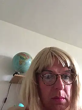 Snapshot of simone_xdressing chatting on 05/03/26, 03:59 simone xdressing online show from 05/03/26, 03:59
