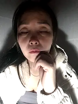 Feeling-hot online show from 11/23/25, 09:03