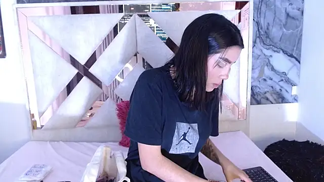 tael novacs online show from 12/15/25, 04:40