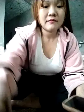 Snapshot of m-mbae chatting on 11/17/25, 07:23 m-mbae online show from 11/17/25, 07:23