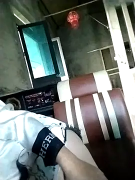 Snapshot of m-mbae chatting on 11/28/25, 08:25 m-mbae online show from 11/28/25, 08:25