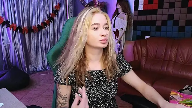 LeilaUvrays online show from 11/10/25, 01:38