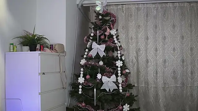 AprilHadid online show from 12/03/25, 07:24