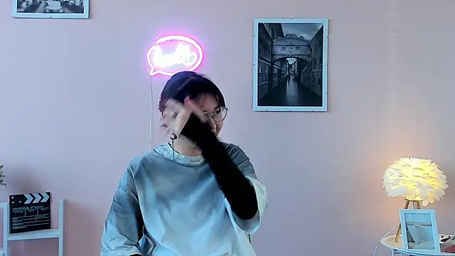 Snapshot of MoonKanan chatting on 11/17/25, 06:17 MoonKanan online show from 11/17/25, 06:17