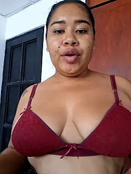 Snapshot of Sarahy- chatting on 05/18/26, 01:27 Sarahy- online show from 05/18/26, 01:27