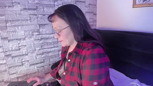 Snapshot of Madame_lucy_ chatting on 11/28/25, 03:17 Madame lucy online show from 11/28/25, 03:17