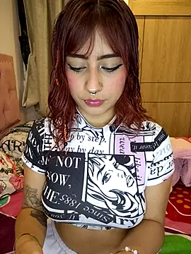 Snapshot of Sarah_Lark- chatting on 12/01/25, 01:06 Sarah Lark- online show from 12/01/25, 01:06