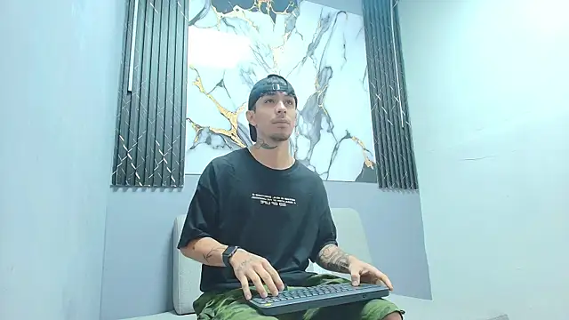 Snapshot of Aethon_noir chatting on 11/17/25, 12:42 Aethon noir online show from 11/17/25, 12:42