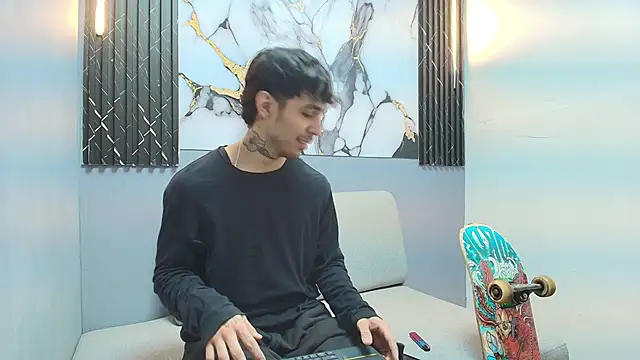 Snapshot of Aethon_noir chatting on 11/14/25, 01:15 Aethon noir online show from 11/14/25, 01:15