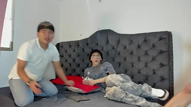 Snapshot of 3guy3 chatting on 11/13/25, 07:29 3guy3 online show from 11/13/25, 07:29