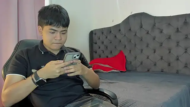 Snapshot of 3guy3 chatting on 11/14/25, 07:39 3guy3 online show from 11/14/25, 07:39