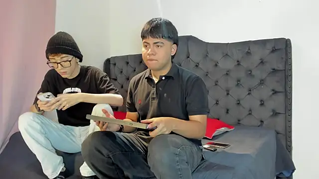 Snapshot of 3guy3 chatting on 11/17/25, 07:18 3guy3 online show from 11/17/25, 07:18