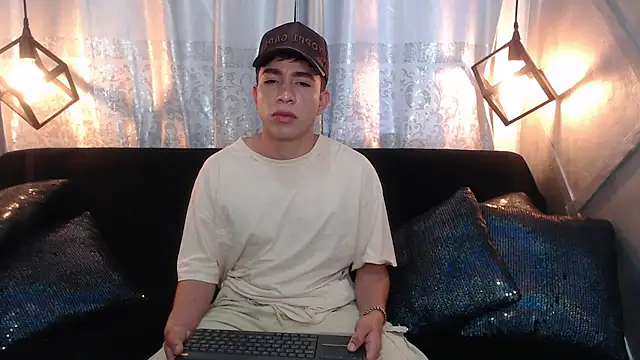 Snapshot of Aaron_foxx1 chatting on 11/13/25, 12:09 Aaron foxx1 online show from 11/13/25, 12:09