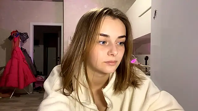 GeralynChiszar online show from 12/04/25, 01:04