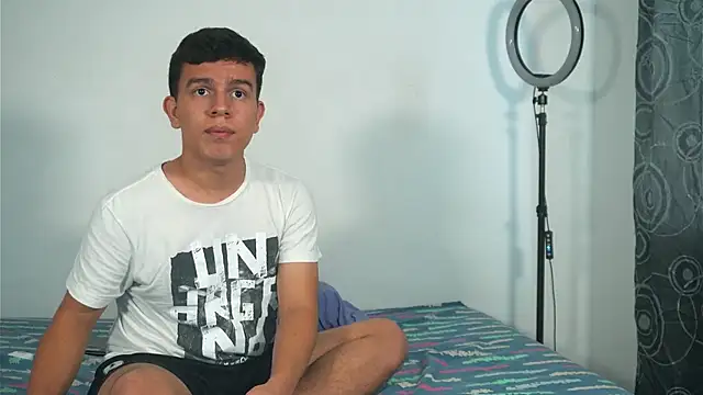 Snapshot of Max_ethan5 chatting on 11/16/25, 09:30 Max ethan5 online show from 11/16/25, 09:30