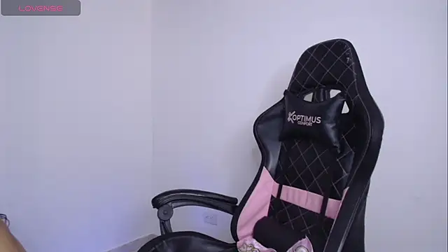 Snapshot of Millie_bobby chatting on 01/17/26, 04:43 Millie bobby online show from 01/17/26, 04:43