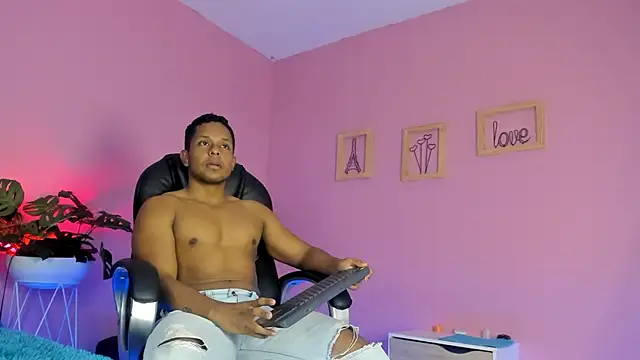 Snapshot of the_hot_men chatting on 11/14/25, 12:20 the hot men online show from 11/14/25, 12:20