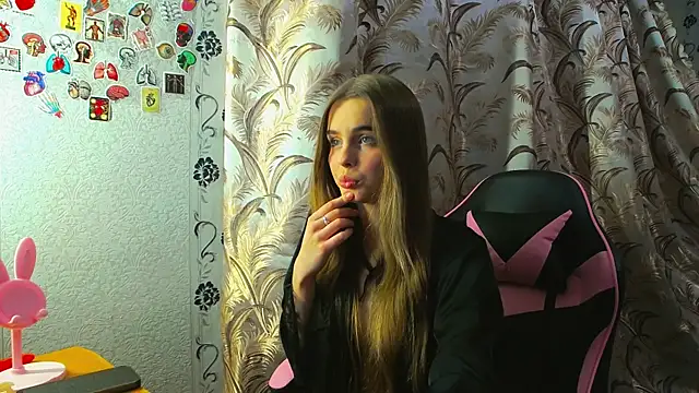 Snapshot of AlicaLOVEalisa777 chatting on 01/08/26, 04:35 AlicaLOVEalisa777 online show from 01/08/26, 04:35