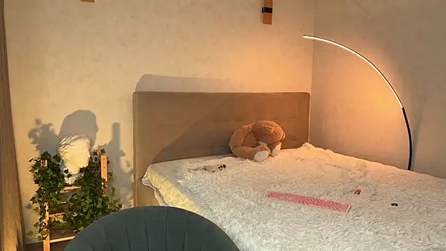 Miss MiaMi online show from 12/20/25, 01:19