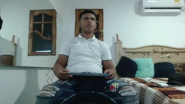 Snapshot of mathews___ chatting on 11/18/25, 02:27 mathews online show from 11/18/25, 02:27